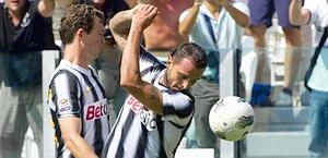 Simone Pepe, 28 anni, prova lo swing contro il Parma. LaPresse
