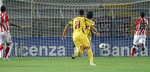 Il gol con cui Dionisi porta momentanemente in vantaggio il Livorno. LaPresse
