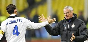 Claudio Ranieri festeggia con Javier Zanetti. Reuters