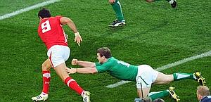 Mike Phillips va in meta contro Tommy Bowe. Afp