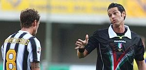 L'arbitro De Marco discute con Marchisio. Lapresse