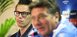 Marek Hamsik e Walter Mazzarri in conferenza stampa. Afp