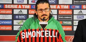 Gennaro Gattuso in conferenza stampa con una maglia del Milan dedicata a Simoncelli. Ansa