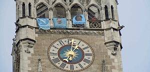Entusiasmo tracimante: bandiere del Napoli appese sul campanile di Marienplatz. Romano