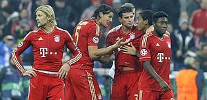 I giocatori del Bayern festeggiano dopo il fischio finale. Reuters