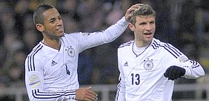 Thomas Muller, 21 anni, festeggiato da Dennis Aogo dopo il 3-3 della Germania. Ap 