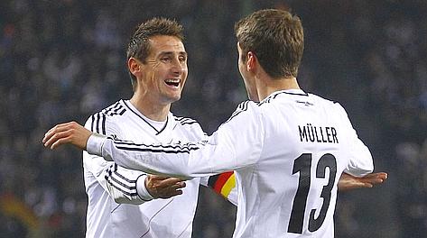 Thomas Mueller festeggia il 2-0 con Miroslav Klose. Reuter