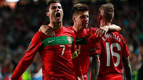 Ronaldo, Veloso e Meireles dopo l'1-0 del Portogallo. Ap