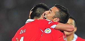 Matias Campos (dx) e Mauricio Isla esultano dopo un gol al Paraguay. Afp