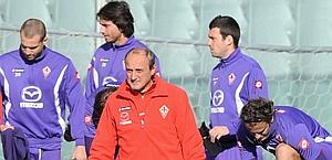 Delio Rossi dirige l'allenamento della Fiorentina. Ansa