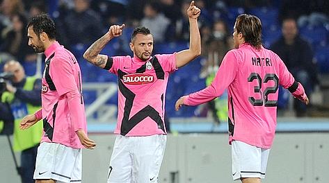 Simone Pepe, festeggiato da Vucinic e Matri dopo l'1-0. Afp