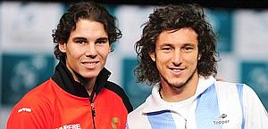 Rafael Nadal e Juan Monaco inaugurano la finale. Afp