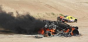 Una vettura a fuoco nella Dakar in corso in Argentina. Epa
