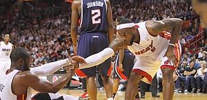 Wade aiutato da LeBron: l'immagine della caduta di Miami. AP