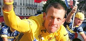 Armstrong in maglia gialla a Parigi. Epa