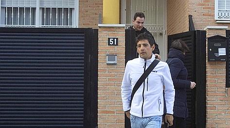 Jesus Hernandez esce dalla casa di Contador dopo la sentenza. Reuters