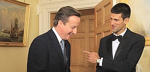 Djokovic scherza col premier inglese Cameron. Reuters