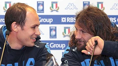 Sergio Parisse e Martin Castrogiovanni scherzano alla conferenza stampa dell'Olimpico.. Reuters