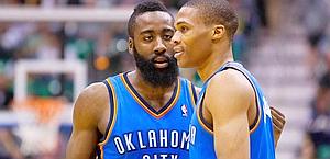 james Harden con Russell Westbrook. reuters