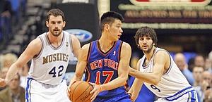 Jeremy Lin, rivelazione dei Knicks, contro Love e Rubio. Reuters 