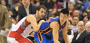 Jeremy Lin, destra, a duello con Jos Calderon, di Toronto. Epa