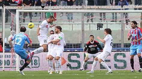 Il gran sinistro al volo di Marchese:  il gol del 2-0 per il Catania. LaPresse