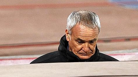 Claudio Ranieri, 60 anni, lascia a testa bassa e con un'espressione eloquente lo stadio San Paolo. Reuters