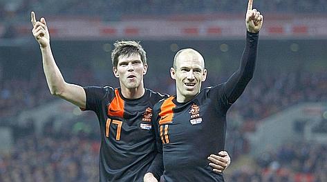 Huntelaar e Robben padroni a Wembley. Reuters