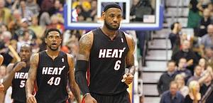 La delusione di LeBron James per la prima sconfitta degli Heat dopo 9 vittorie di fila. Reuters