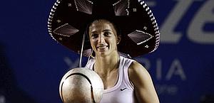 Sara Errani, 24 anni, con sombrero e il trofeo di Acapulco. Reuters 