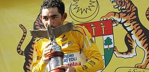 Jose Serpa con il trofeo del Langkawi. Bettini
