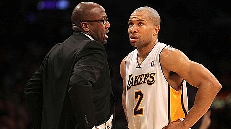 Derek Fisher, 37 anni, col coach dei Lakers Mike Brown. Afp