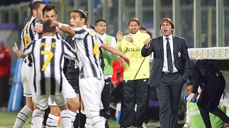 Antonio Conte, osserva l'esultanza dei suoi giocatori. Reuters