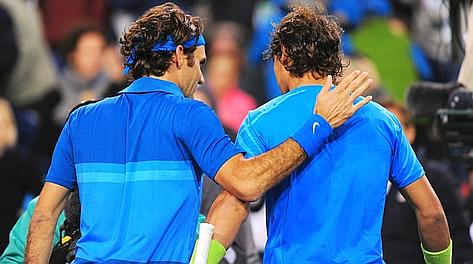Roger Federer consola Nadal, sconfitto nettamente. Afp