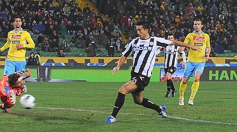 Giampiero Pinzi realizza il gol dell'1-0 per l'Udinese. Ansa