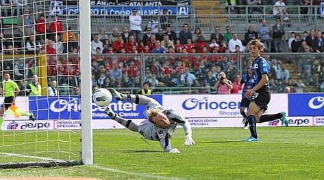 Manolo Gabbiadini, 20 anni, al 5' della ripresa segna il suo primo gol in Serie A. Ansa