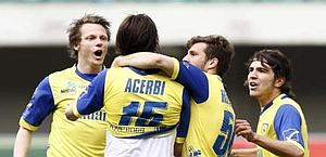 Francesco Acerbi, 24 anni, festeggiato dai compagni dopo il gol. Lapresse