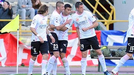 L'esultanza del Palermo: ha vinto 3-1 a Bologna. LaPresse