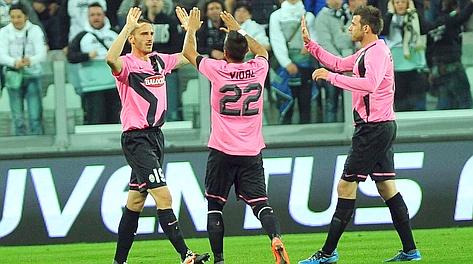Vidal e Bonucci festeggiano dopo il gol del cileno. Ap