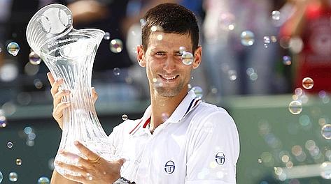 Bolle di sapone per Novak Djokovic, vincitore a Miami. Reuters