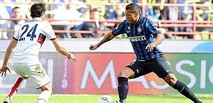 Fredy Guarin, 25 anni, contro Moretti, in Inter-Genoa. Ansa