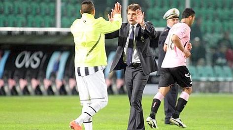 Antonio Conte festeggia il successo con un suo giocatore a fine partita. Ansa