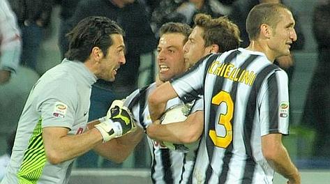 Buffon, Chiellini e Marchisio festeggiano Del Piero. Ansa