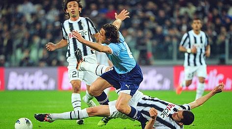 Scontro di gioco tra Mauri e Bonucci durante Juve-Lazio dui mercoled sera. 