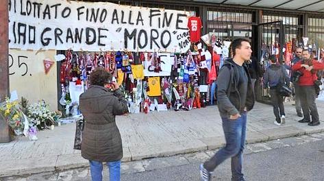 L'attesa dei tifosi davanti al Picchi di Livorno. Ansa