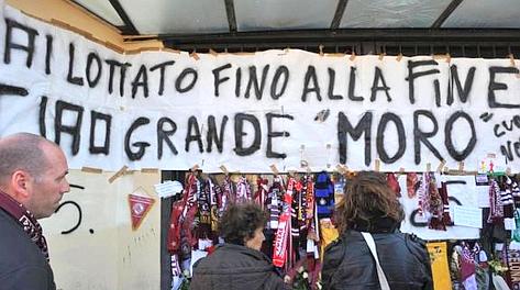 L'ultimo saluto dei tifosi del Livorno. Ansa