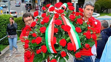 Il cuscino di fiori inviato da Napolitano. Ansa