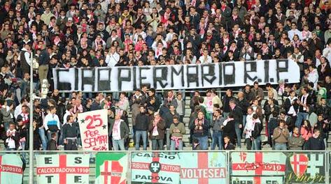 Il saluto dei tifosi del Padova a Piermario Morosini, scomparso sabato scorso a Pescara all'età di 25 anni. LaPresse
