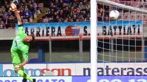 Consigli vola, la palla finisce all'incrocio dei pali dopo il tiro di Gomez:  l'1-0 del Catania. 