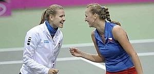 Kvitova e Safarova festeggiano il successo in Fed Cup. EPA